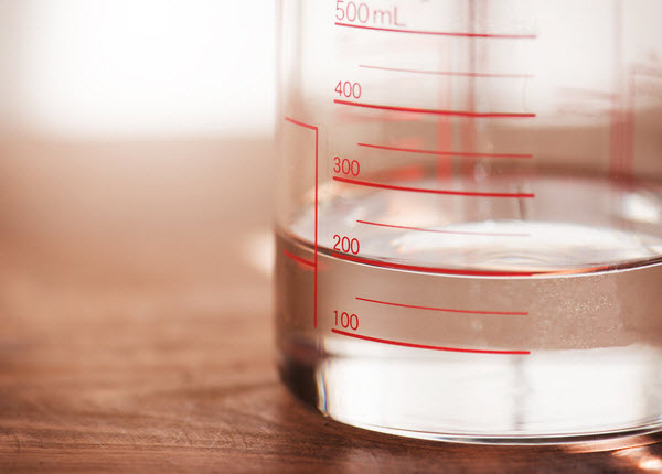 A measruing glassware with water at 200ml line